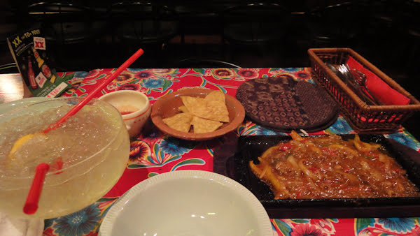 fajitas with chipsa and salsa